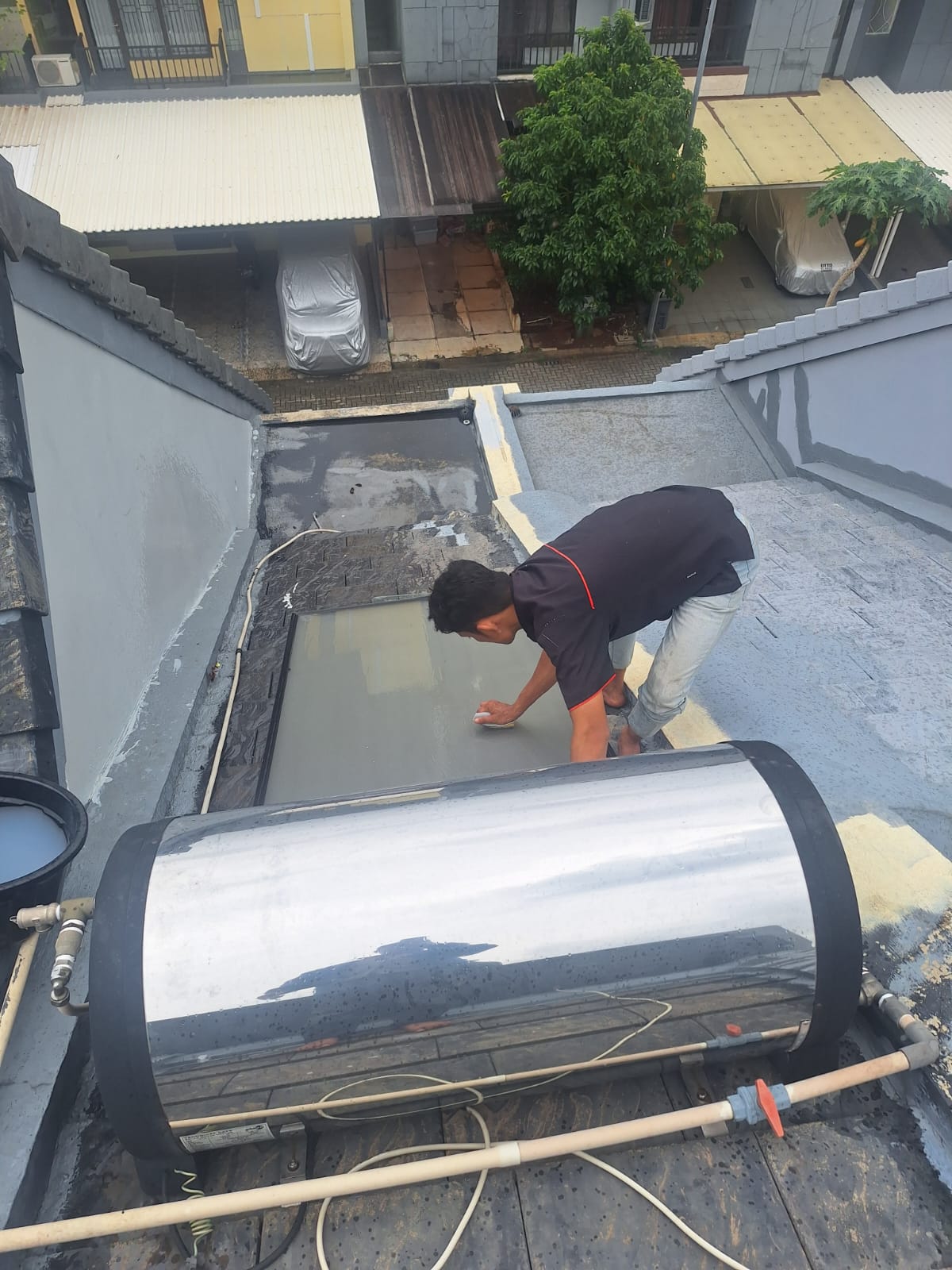 Unit water heater terpasang di kamar mandi